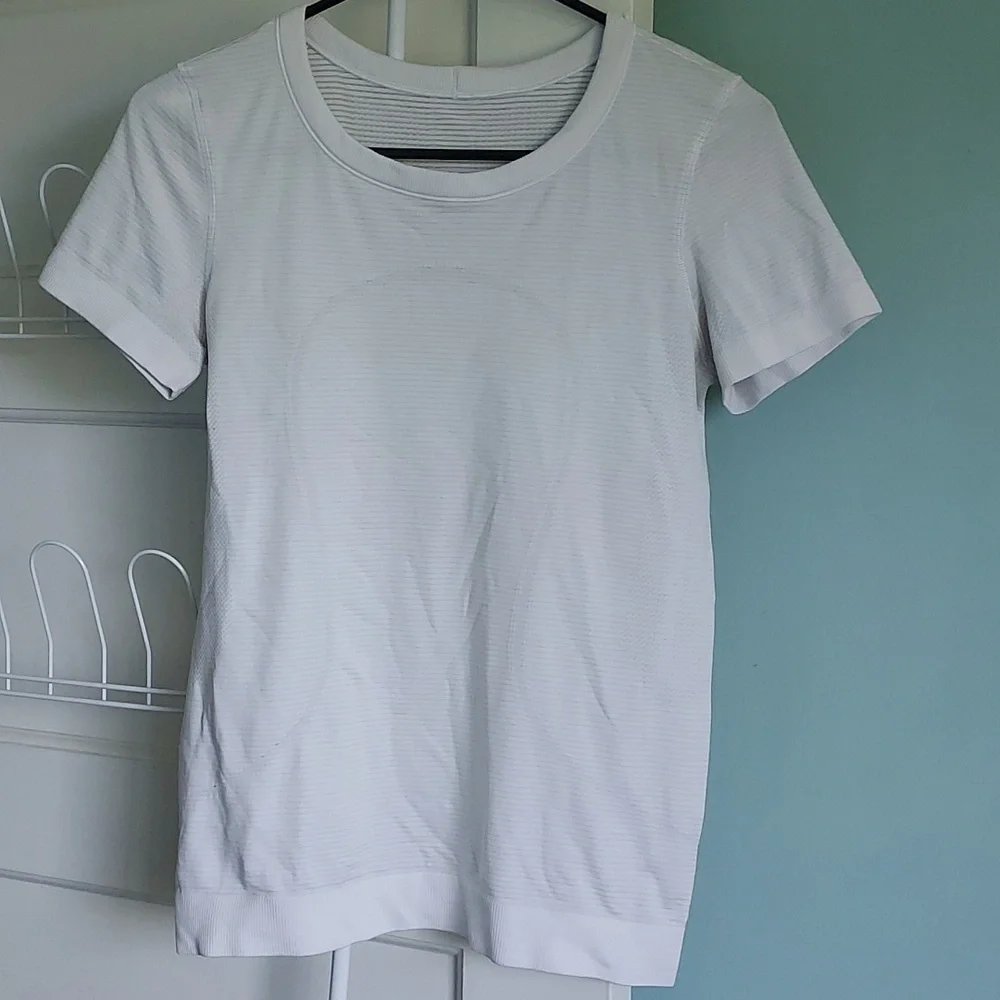 Lululemon Swiftly Tech Short-Sleeved Shirt Perforated Athletic Activewear Run